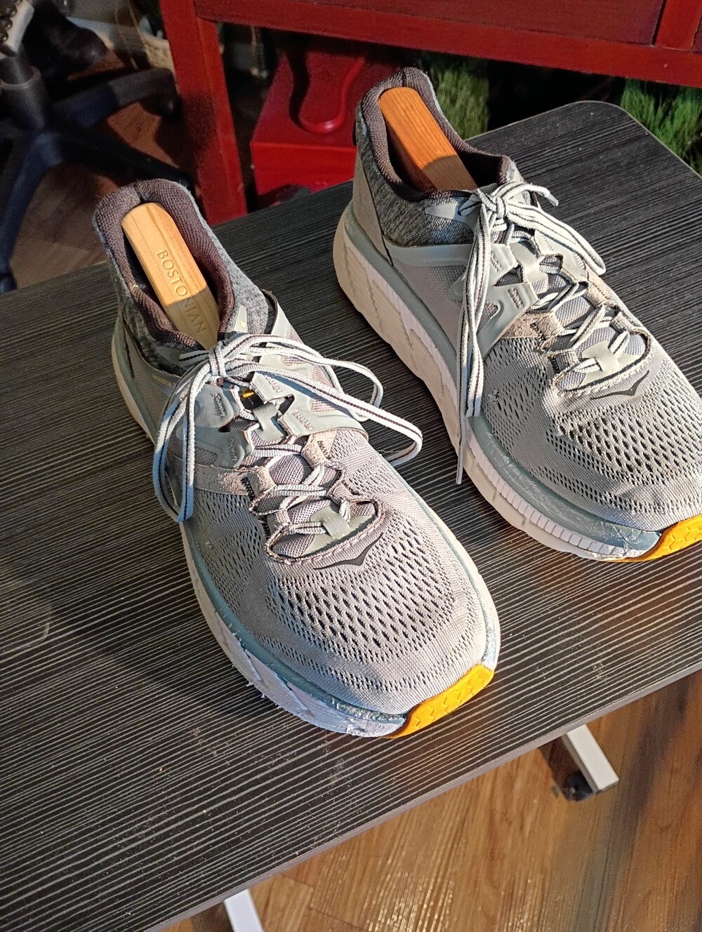 Hokas Men's Lightweight Gray Running Sneakers with Yellow Accent